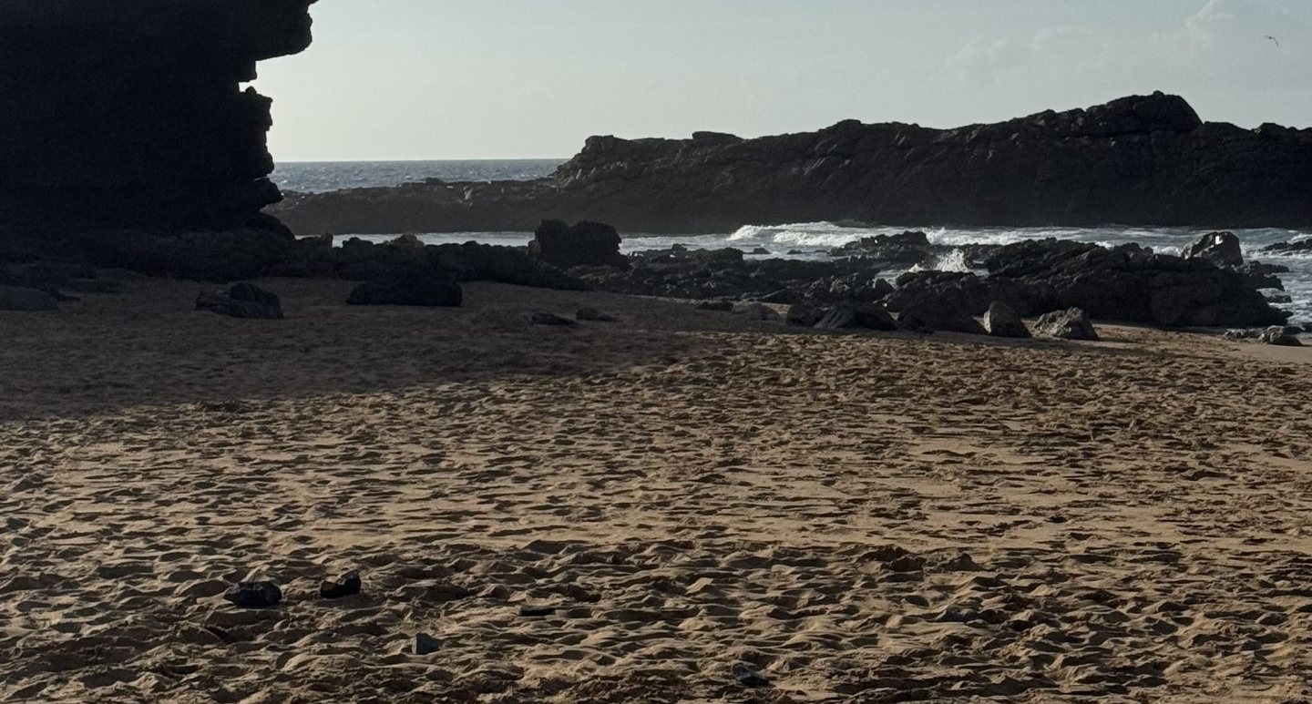 Strand mit Felsen im Abendlicht