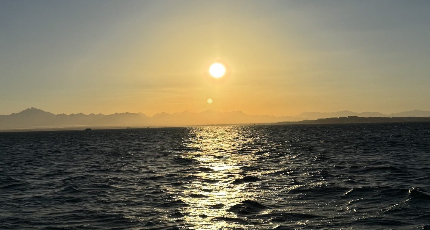Sonne über ruhigem Meer